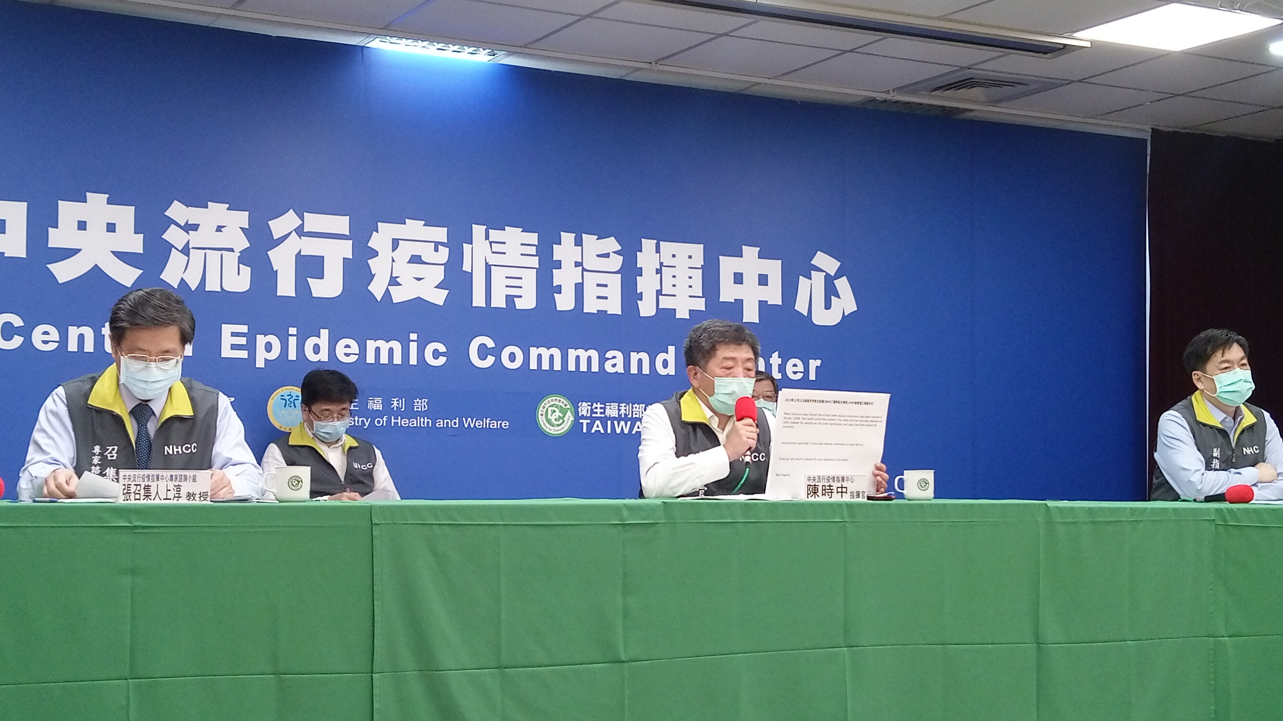 中央流行疫情指揮中心指揮官陳時中表示，國內疫情要出現急遽變化的可能性不高，但國人仍要提高警覺。(陳國維 攝)