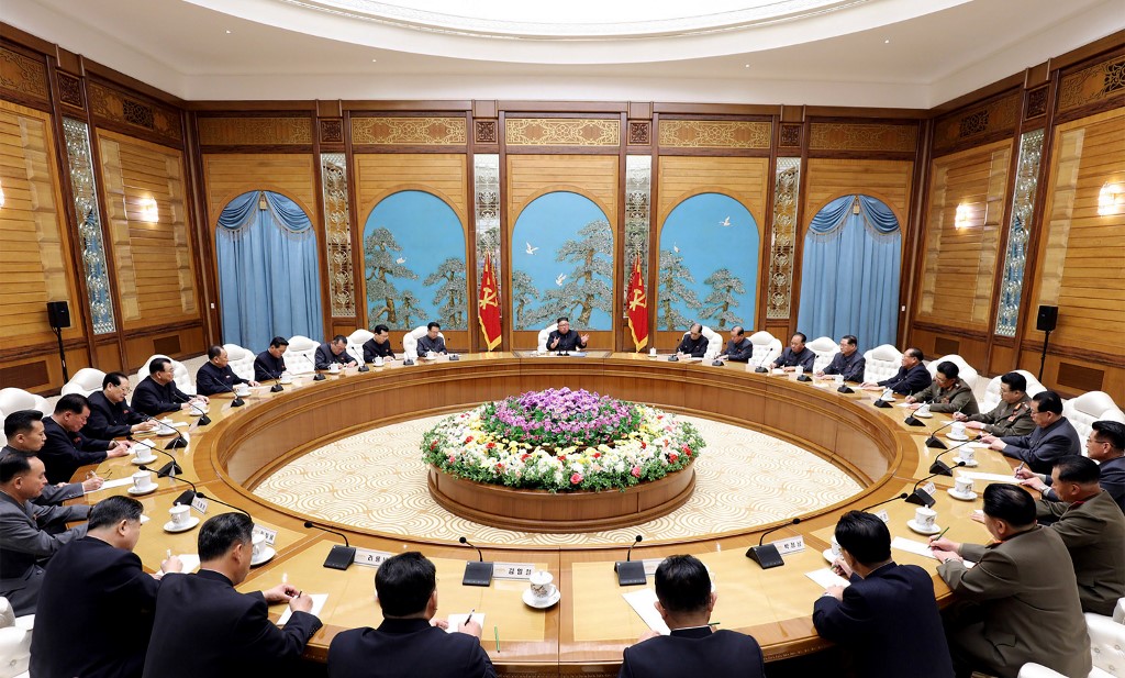 北韓國營的中央通信社(KCNA)12日報導，在一場由北韓領導人金正恩主持的執政黨中央政治局會議中，平壤當局要求採取更嚴格與徹底的對策，在全球爆發俗稱武漢肺炎的2019年冠狀病毒疾病(COVID-19)疫情蔓延之際，確保人民的安全。(AFP)