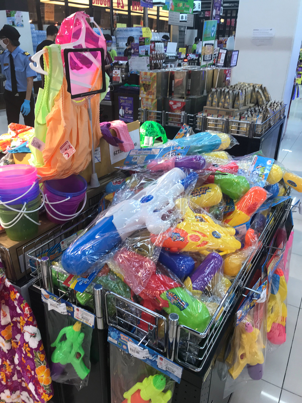 泰國取消4月13日到15日的宋干節（Songkran）連續假期，警方呼籲民眾不要在路邊聚集潑水，不過商場仍然擺出水槍販賣。(圖：中央社)