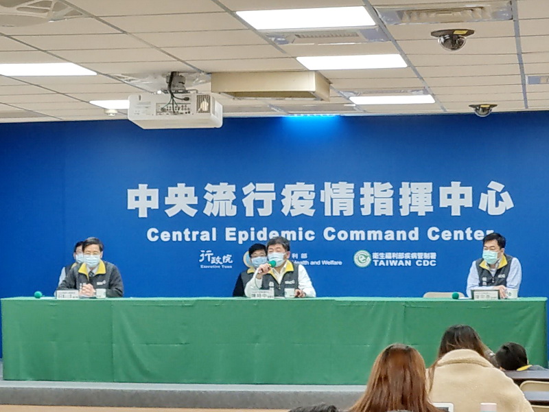 中央流行疫情指揮中心指揮官陳時中(中)表示，目前沒有規劃停止或更動五一連假 (央廣記者王照坤 攝)