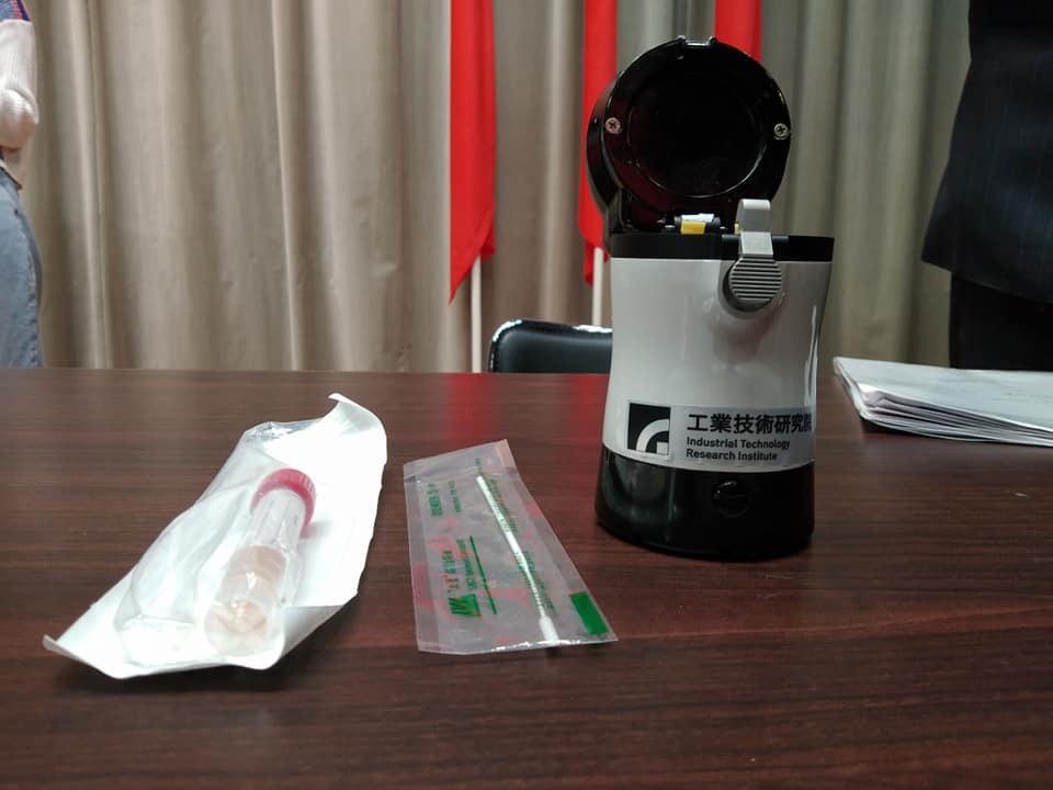 工研院研發的核酸分子檢測快篩檢測儀，能在潛伏期時，在1小時內篩檢出是否確診武漢肺炎。(王韋婷攝)