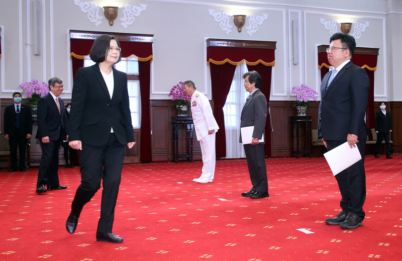 新任國防部參謀本部參謀總長黃曙光上將（右3）、最高法院院長吳燦（右2）與總統府副秘書長李俊俋（右1）13日在總統府宣誓，宣誓後以鞠躬代替握手，向總統蔡英文（前左）、副總統陳建仁（左2）致意。(圖：中央社)