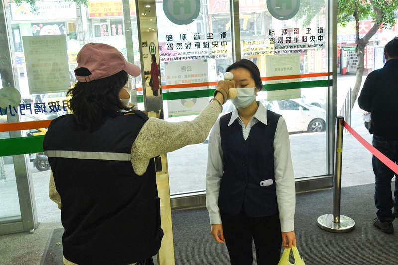 勞動部日前施行「安心即時上工計畫」，但卻被批評標準太高，勞動部今天(27日)宣布，自即日起放寬適用對象，只要登記日前1年有投保紀錄即可。圖為安心即時上工計劃工作人員。（中央社）