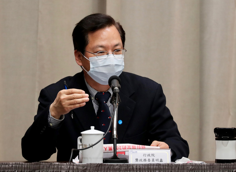 政務委員龔明鑫14日表示，疫情發展難以預測，所以應備著救命錢，而不是沒有政策目標的花掉。(圖：中央社)