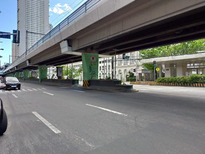 為遏阻2019冠狀病毒疾病（COVID-19）蔓延，菲律賓各大城市封城，大馬尼拉地區封城下，4月3日可見馬路上只有兩、三輛車。 (圖:中央社檔案照片)