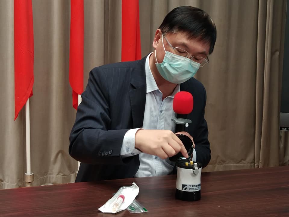 工研院研發的核酸分子檢測快篩檢測儀，能在潛伏期時，在1小時內篩檢出是否確診武漢肺炎。(王韋婷攝)