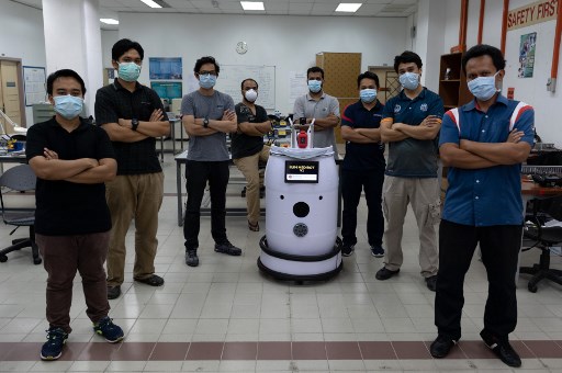 馬來西亞科學家打造出外型為圓筒狀的醫療機器人，利用機器人巡視COVID-19患者病房，降低醫護人員感染風險。(AFP)