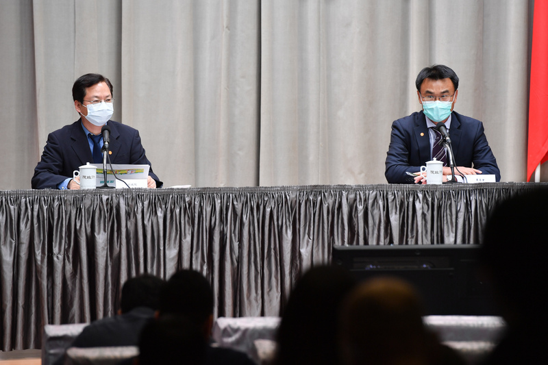 農委會主委陳吉仲（右）14日表示，台灣還有28個月的稻米庫存，未來會適度出口，扮演農業外交一定角色。(圖：中央社)