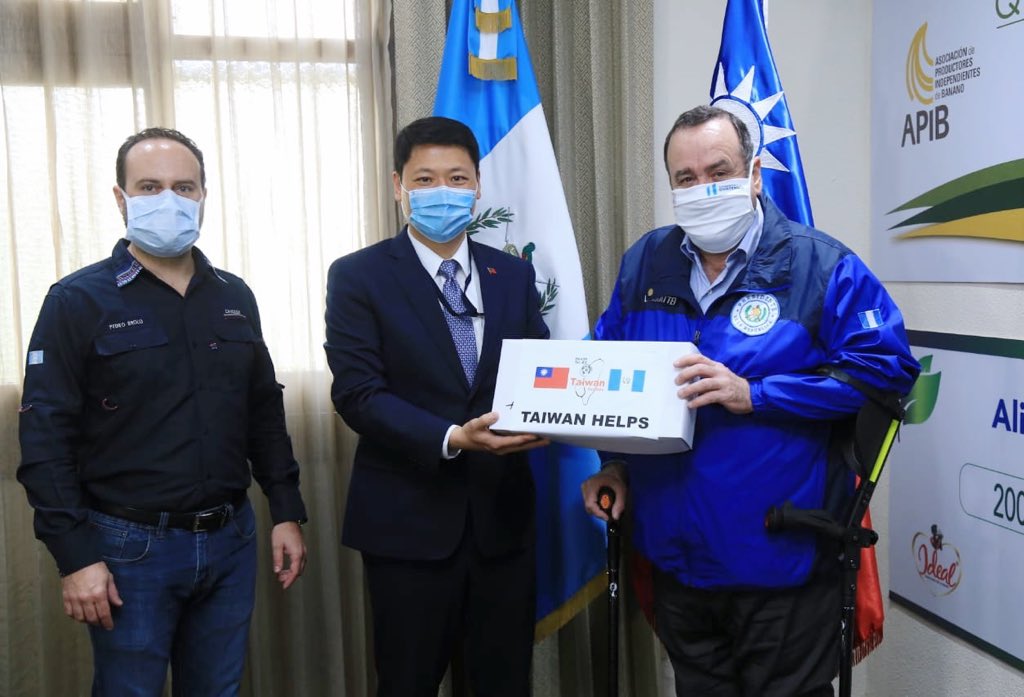 收到援贈18萬片口罩，瓜地馬拉總統推特謝謝台灣。 (圖:推特)