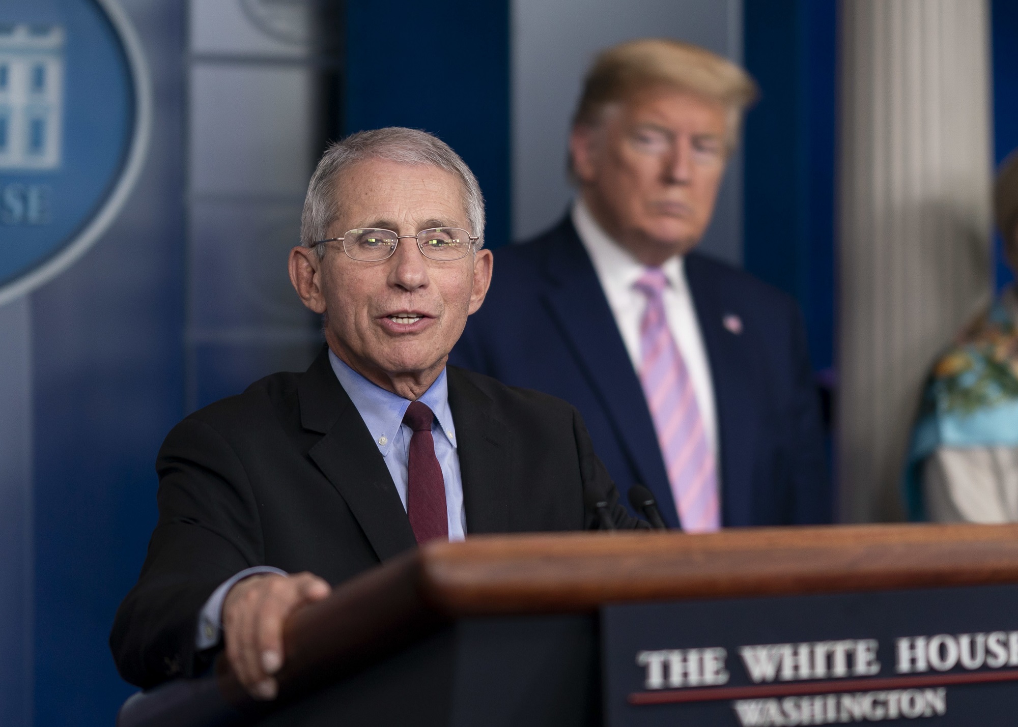 美國國家過敏與傳染病研究院(NIAID)院長佛奇(Anthony Fauci)表示，美國仍須至少12到18個月才能推出2019年冠狀病毒疫苗；但有些專家已警告，想趕在這個時限內推出，無疑是冒著反效果的風險。 (圖:白宮)