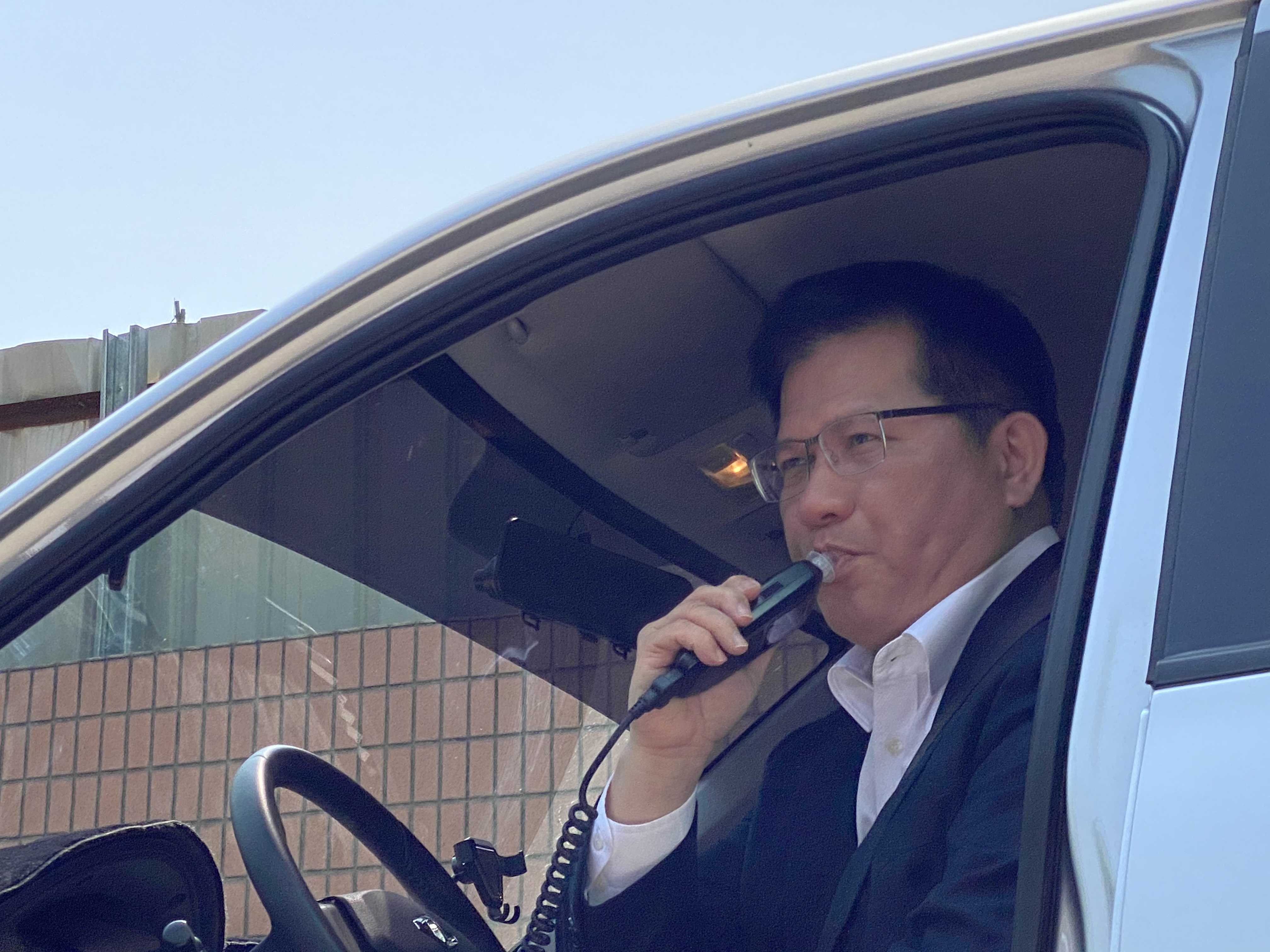 交通部長林佳龍14日特別抽空視察加拿大供應商提供的酒精鎖品質，還當場測試，同時呼籲駕駛人落實「酒駕零容忍」，避免觸法、用到酒精鎖。(吳琍君 攝)