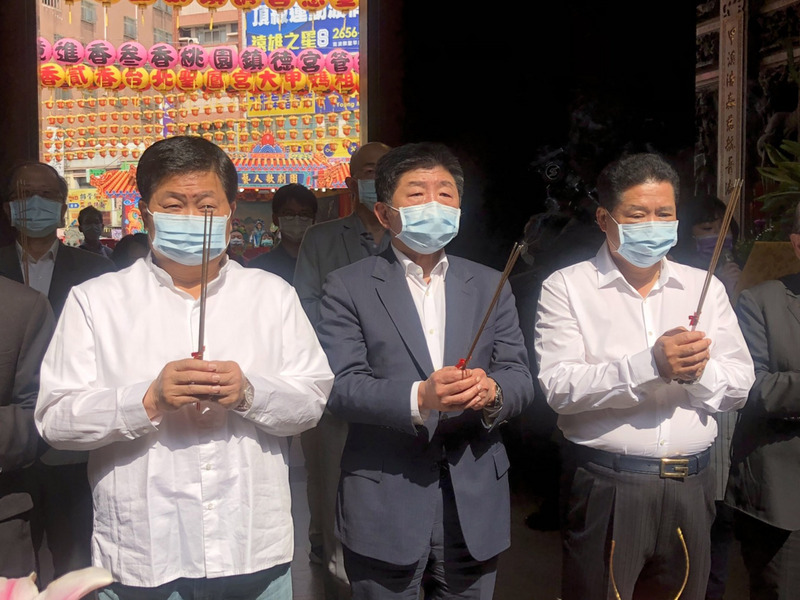中央流行疫情指揮中心14日宣布，台灣沒有新增武漢肺炎個案，15日是媽祖誕辰，指揮官陳時中（中）上午前往大甲鎮瀾宮參拜，感謝廟方將媽祖遶境活動延期，並為疫情祈福，大甲鎮瀾宮董事長顏清標（左）等人也陪同參拜。(圖：中央社)