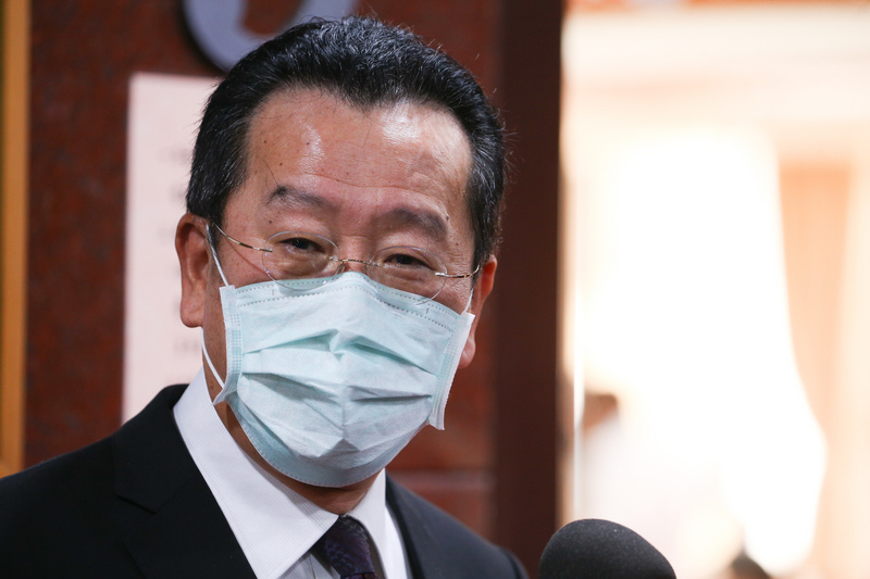 金管會主委顧立雄16日在行政院紓困記者會中表示，為協助紓困小規模營業人，金管會將簡化相關申貸程序。(圖：中央社)