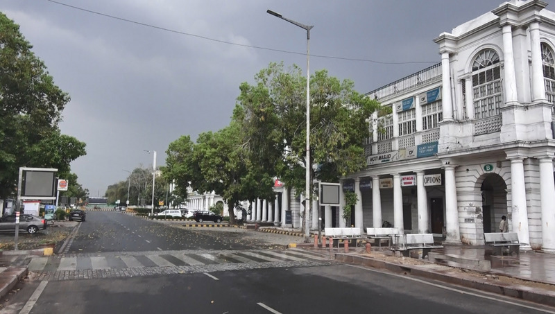 印度全國封鎖後，仰賴商圈維生的清潔工、電動人力車司機等許多日薪工人全部失業，封鎖延長後將面臨更大困境。(圖:中央社)