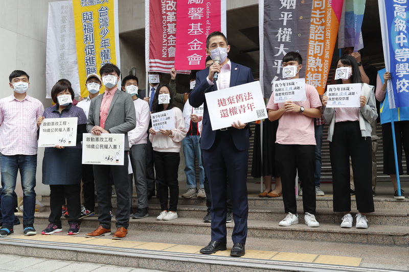 壯闊台灣發起人吳怡農（前右）與18歲公民權推動聯盟等與青年代表，15日在立法院外舉行記者會，呼籲立法院儘速組成修憲委員會，讓具有共識的下修公民權至18歲，能優先處理。(圖:中央社)