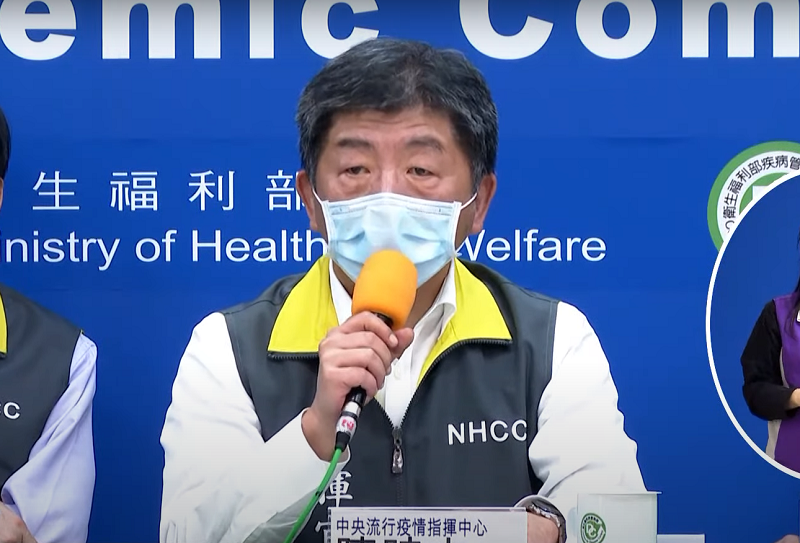 中央流行疫情指揮中心指揮官陳時中下午在指揮中心記者會上表示，目前還沒有實施對特定風險較高國家返台者進行全面篩檢的時間表。(圖擷自YouTube)