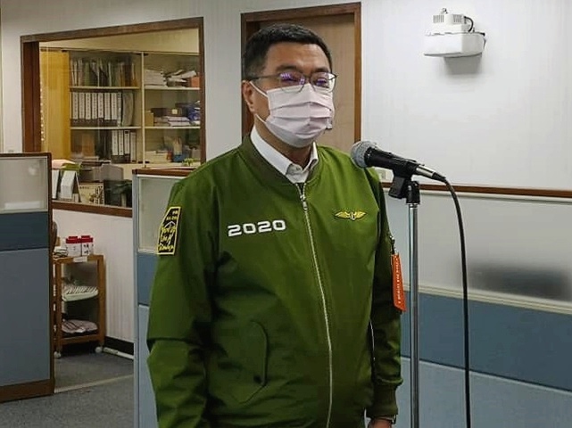 民進黨主席卓榮泰15日出席中常會前受訪時表示，在大家都在全力防疫之際，應把精神放在防疫上，他呼籲國人應包容看待每件事情。（劉玉秋 攝）