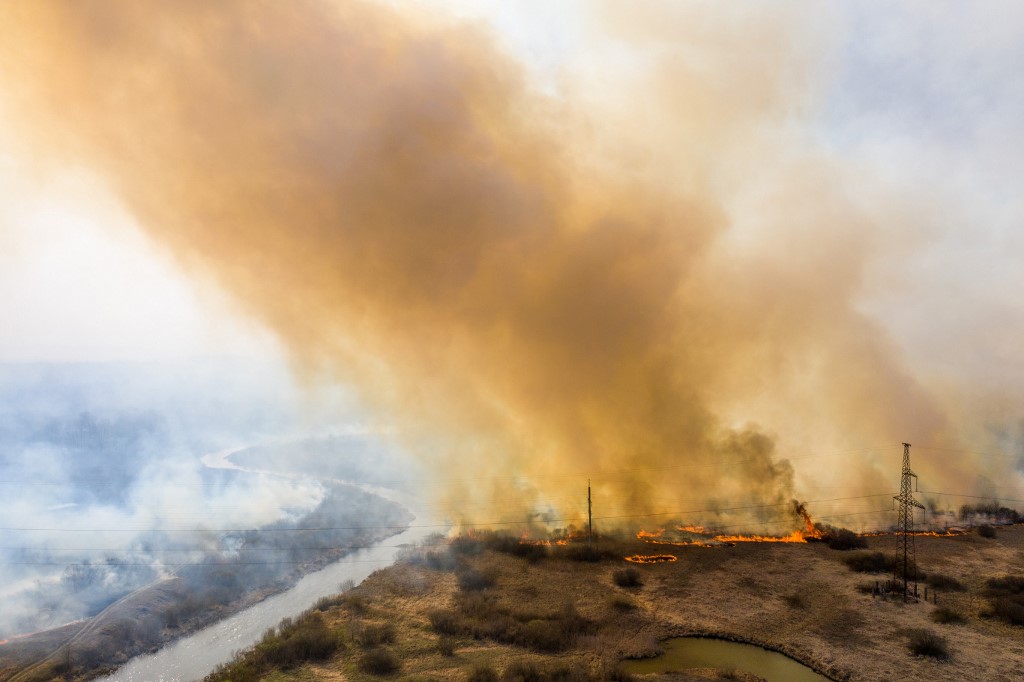 因為發生核災事故而廢棄的前蘇聯車諾比核電廠，週遭的森林13日遭到大火吞沒。 (AFP)
