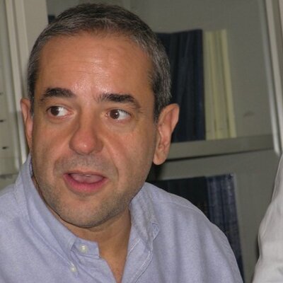 負責領導實驗的波隆那大學職業醫藥學院院長維奧蘭特(Francesco Violante)盼助醫護人員抗疫。(圖取自推特 )
