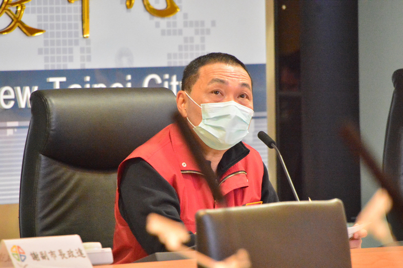 新北市長侯友宜（圖）16日在因應嚴重特殊傳染性肺炎疫情第42次應變會議中宣布，20日的擴大管制兵棋推演照常舉行，新北市公有場館暫停營運將繼續封閉一星期。(圖:中央社)