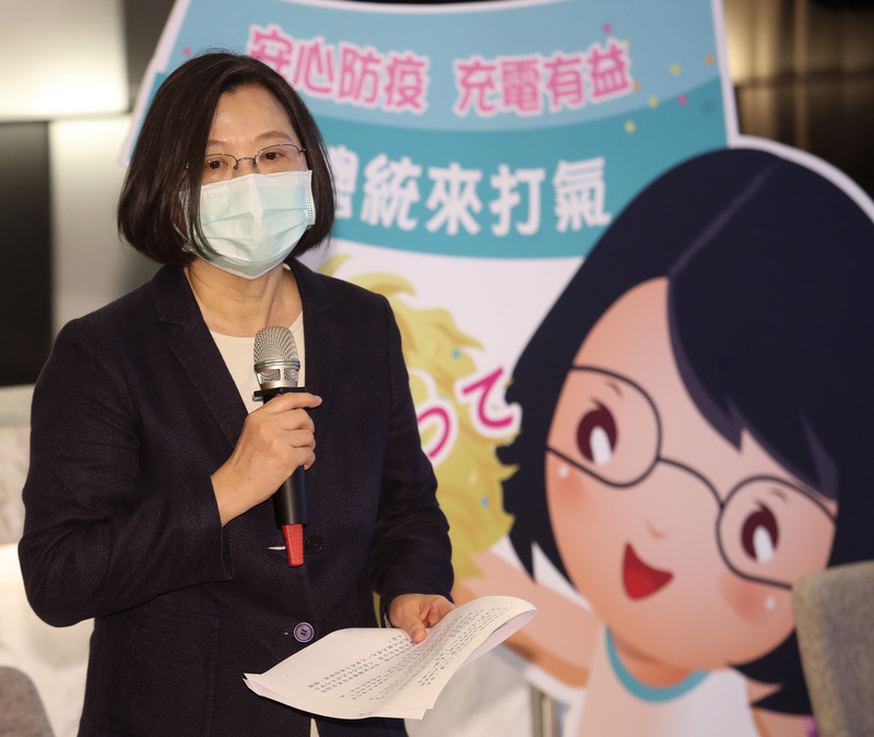 總統蔡英文16日上午赴洛碁大飯店南港館訪視勞動部「充電再出發訓練計畫」，致詞勉勵飯店員工。(圖：中央社)