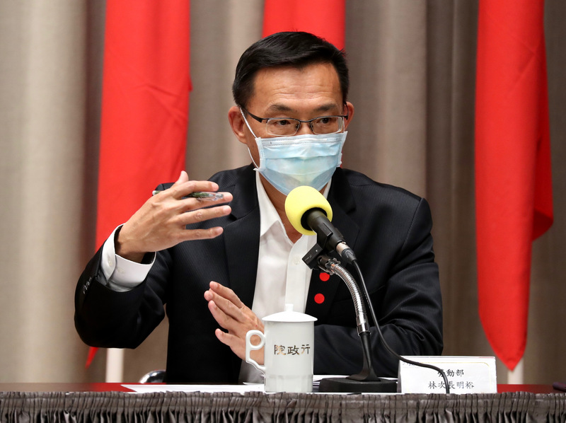 勞動部次長林明裕16日表示，預計29日公布勞工紓困貸款細節，包括申貸方式、資格、全國各地銀行等。(圖：中央社)