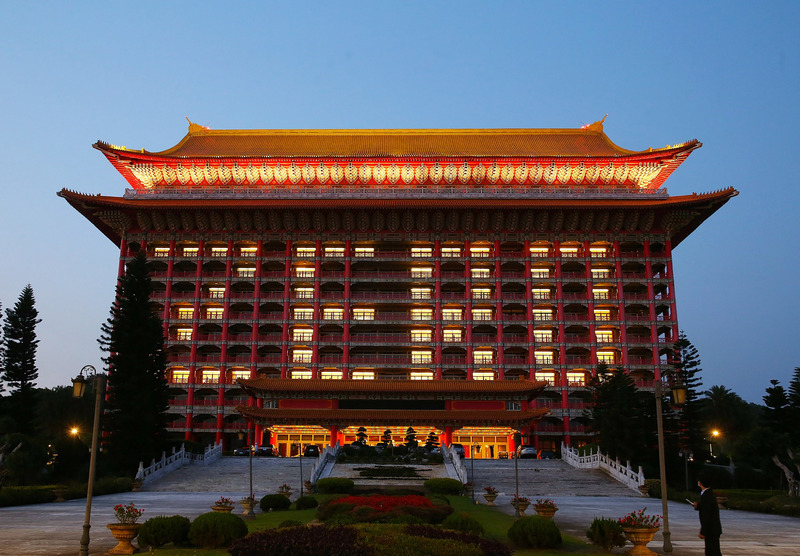 台灣16日再度宣布無新增武漢肺炎確診個案，台北圓山大飯店晚間再度點燈，排出ZERO字樣，感謝站在第一線抗疫的醫護人員。(圖：中央社)