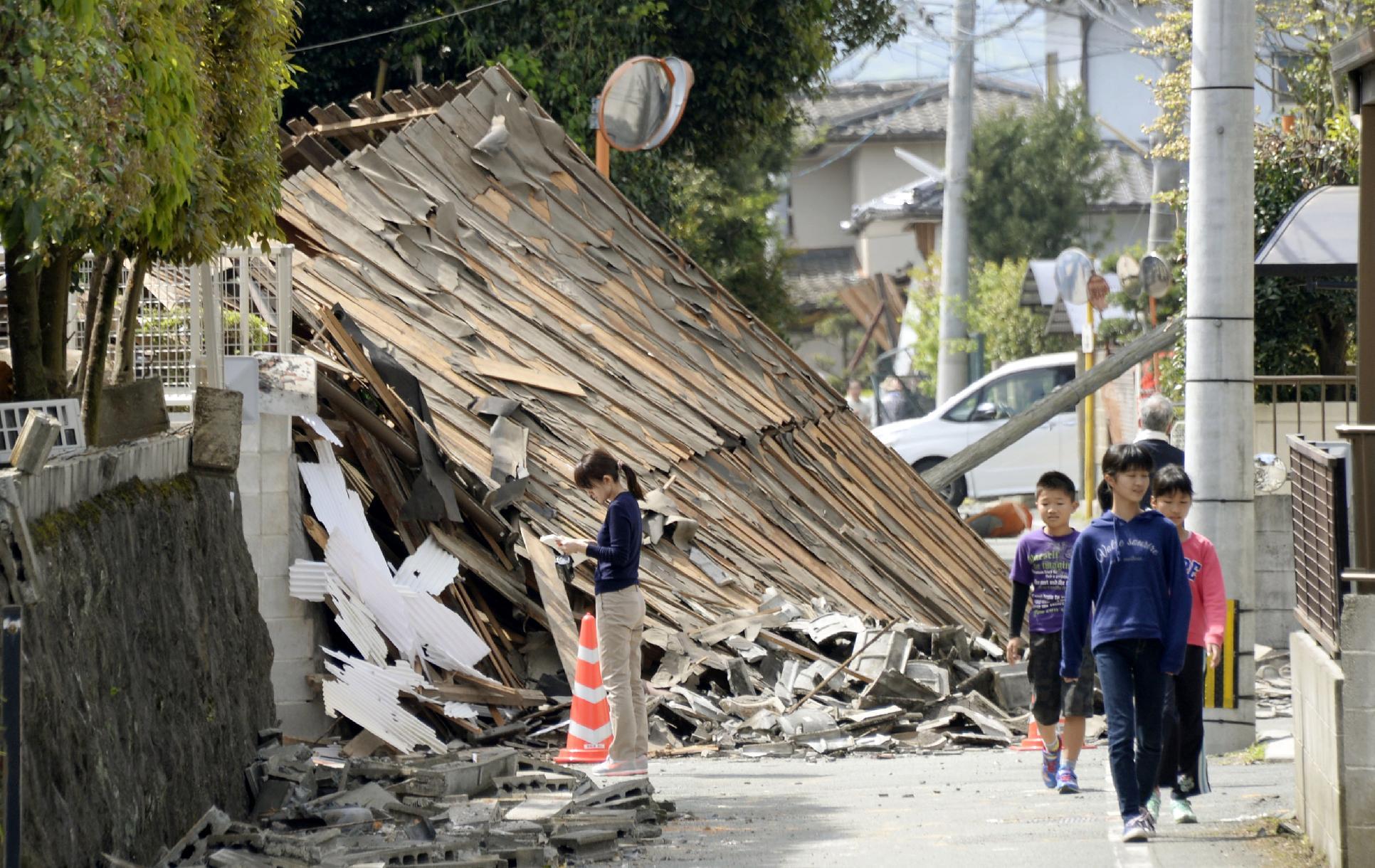 熊本大地震最大震度7「主震」發生至今屆滿4年。圖為當時熊本縣益城町遭規模6.5強震侵襲，民宅崩塌倒地，石塊散落一地。（共同社提供）(資料照片/CNA)