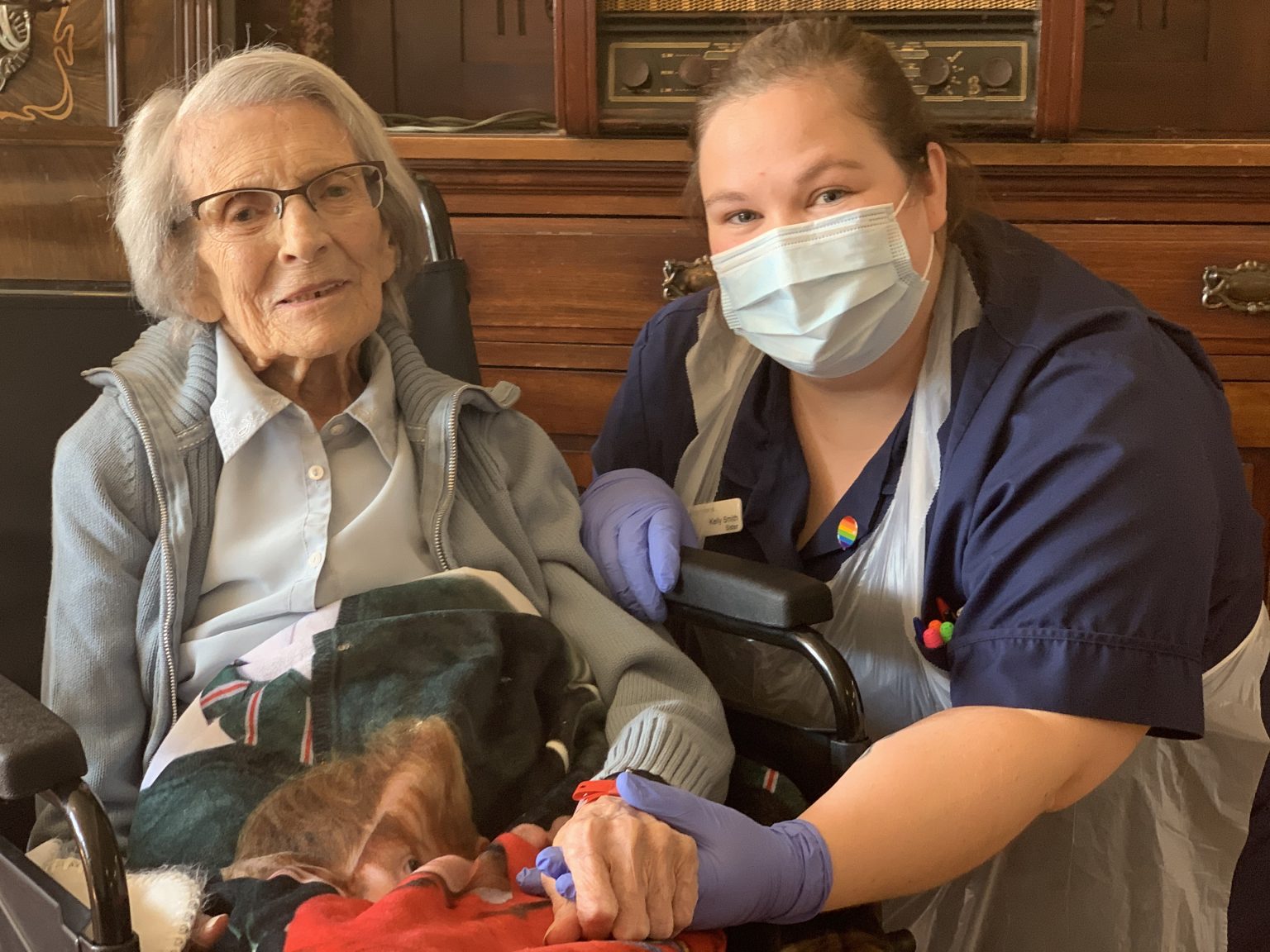 曾經歷兩次世界大戰的106歲人瑞阿嬤康妮．狄欽(Connie Titchen)，成功戰勝俗稱武漢肺炎(COVID-19)出院。(圖:Sandwell and West Birmingham NHS Trust)
