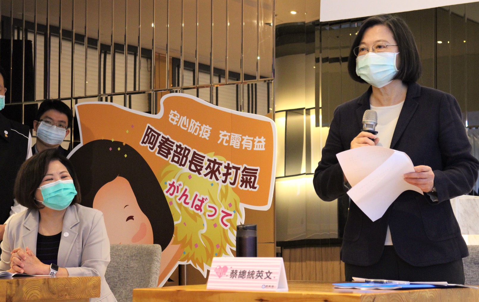 勞動部推出「充電再出發訓練計畫」，蔡英文總統在勞動部部長許銘春等人陪同下訪視一家台北市飯店。（勞動部發展署提供）