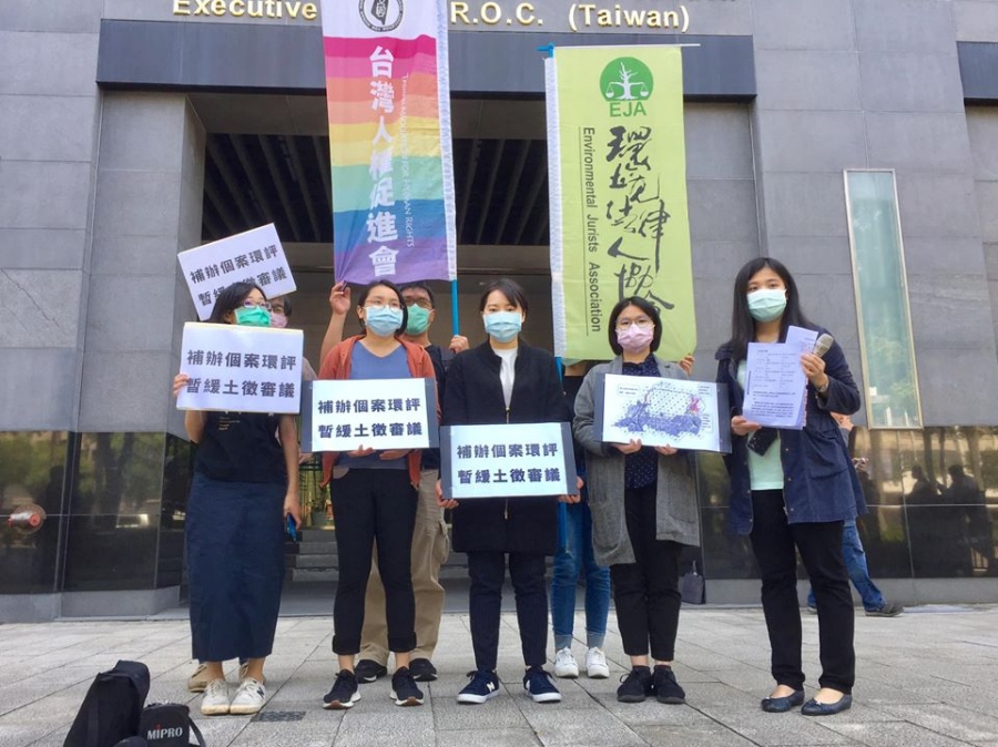 環境法律人協會今天向環保署提出公民告知書，呼籲環保署應對航空城內分區計劃補辦環評。（蕭照平攝）