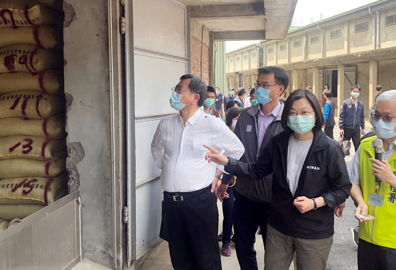 總統蔡英文（前右2）17日到嘉義縣新港鄉農會視察公糧整備情形，確保在疫情期間台灣糧食安全存量無虞，民眾不用擔心。(圖：中央社)