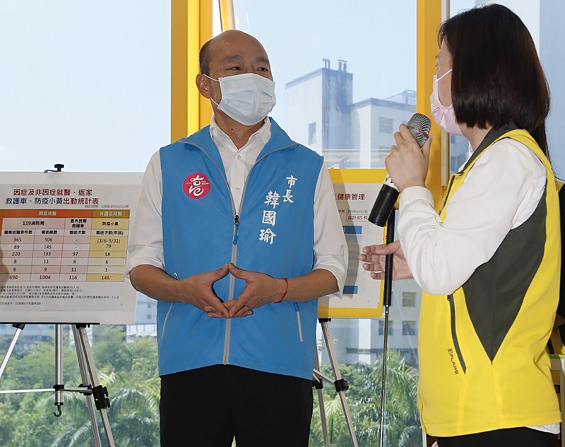 罷韓成案 韓國瑜：一切平常心繼續拚市政。圖為高雄市長韓國瑜（左）17日上午到衛生局慰勞疫調支援中心人員，短暫露面後全天無公開行程。(中央社)