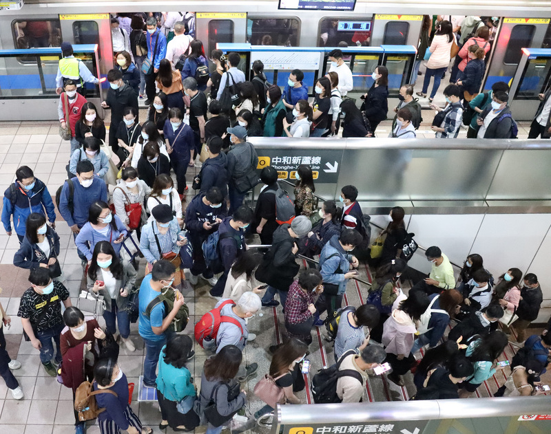 俗稱武漢肺炎的2019冠狀病毒疾病（COVID-19）疫情持續延燒，中央流行疫情指揮中心日前宣布民眾搭乘大眾運輸工具應戴口罩，勸導不聽最重可罰新台幣1萬5000元，捷運站裡已經幾乎見不到沒戴口罩的民眾。(圖：中央社)