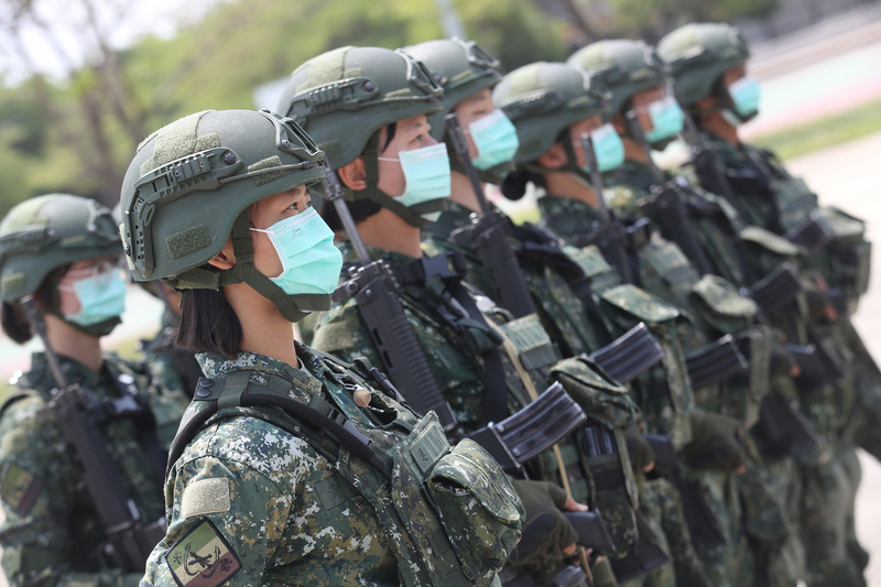 圖為全女性官兵組成的M110A2自走砲班於109年4月9日演練畫面。(圖:中央社檔案照片)