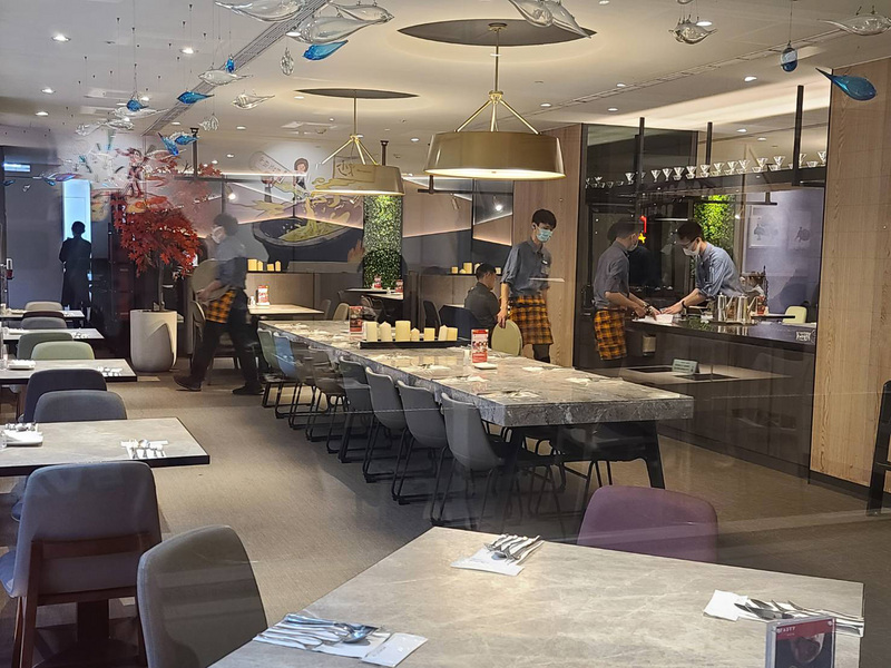 隨著武漢肺炎升溫，零售、餐飲都成重災戶。(圖：中央社)