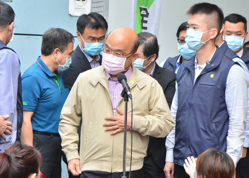 行政院長蘇貞昌18日到新北產業園區視察豬肉凍存倉儲，對內閣改組及罷韓案未多作回應。(圖：中央社)