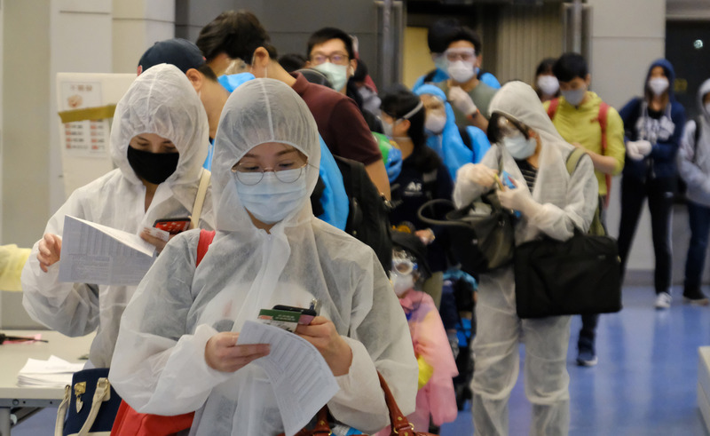 60名滯留阿拉伯聯合大公國的台灣民眾在外交部協助下18日搭機順利返台，不少人穿著隔離衣、戴著口罩與護目鏡下機，眾人都非常高興能回到台灣。(圖：中央社)