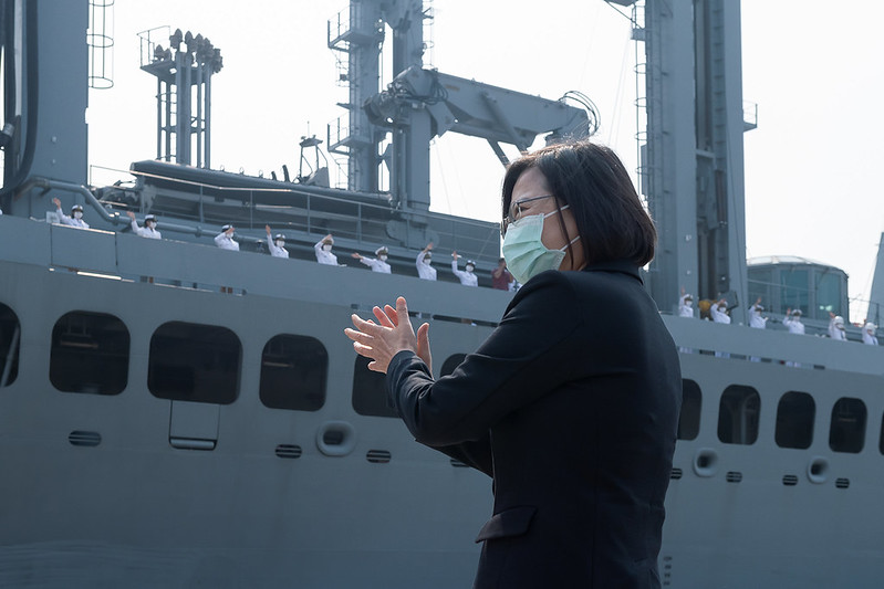 海軍敦睦艦隊27名成員確診武漢肺炎(COVID-19)，防疫過程引起外界爭議。國防部21日發布臨時採訪通知，將於晚上8時30分召開記者會。圖為總統蔡英文於4月9日主持「海軍敦睦遠航訓練支隊返國歡迎儀式」／總統府