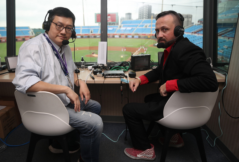 美國ESPN廣播網旗下的聖路易電台，22日播出一段來自台灣的越洋訪問。聊到當紅的「早餐棒球」，主播王雲慶(圖左)分享台灣防疫工作。(中央社)