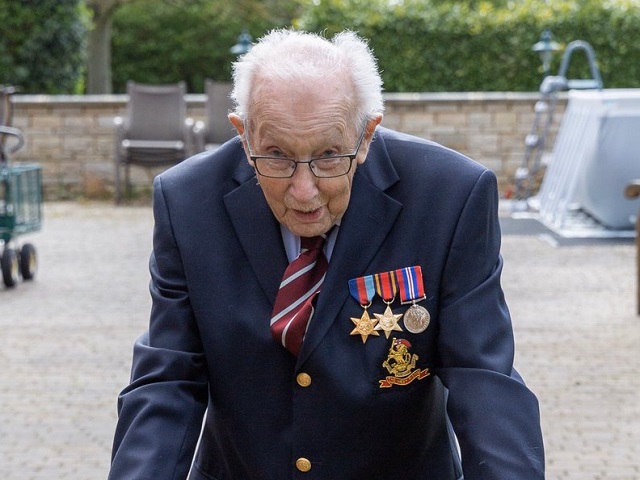 高齡99歲的英國二戰老兵摩爾，在武漢肺炎疫情肆虐下，以在自家花園健走100圈的方式，為英國的國家醫療保健服務募集資金，至今已經募得超過2,500萬英鎊。(圖取自推特)