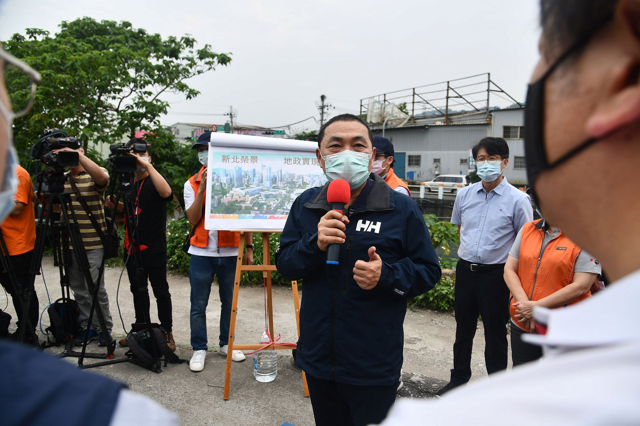 新北市長侯友宜19日視察塭仔圳重劃工程。 (圖:新北市政府)