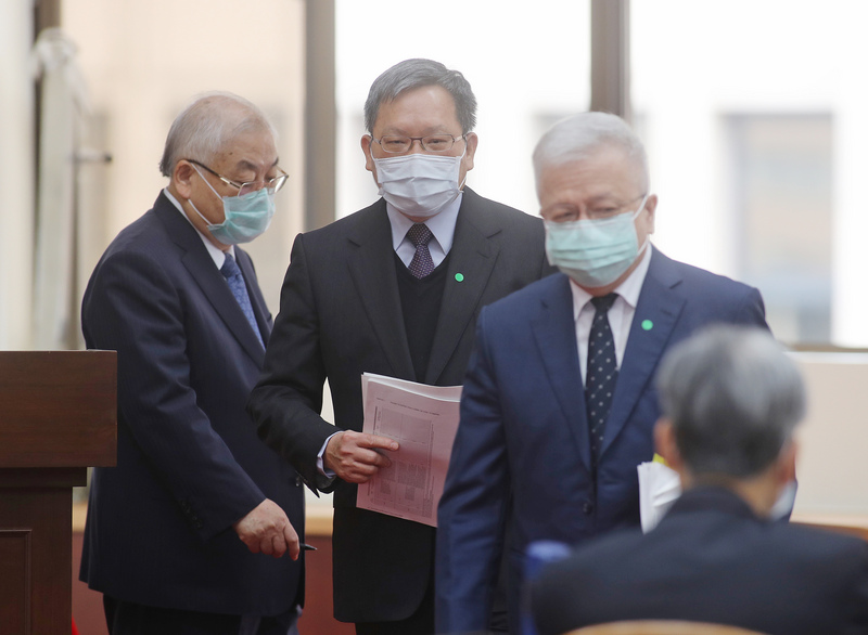 立法院財政委員會20日邀請財政部長蘇建榮（中）、行政院主計總處主計長朱澤民（左）、中央銀行副總裁嚴宗大（右）等進行「新冠肺炎疫情後，對我國國際經貿環境的影響與展望」專題報告，並備質詢。(圖：中央社)