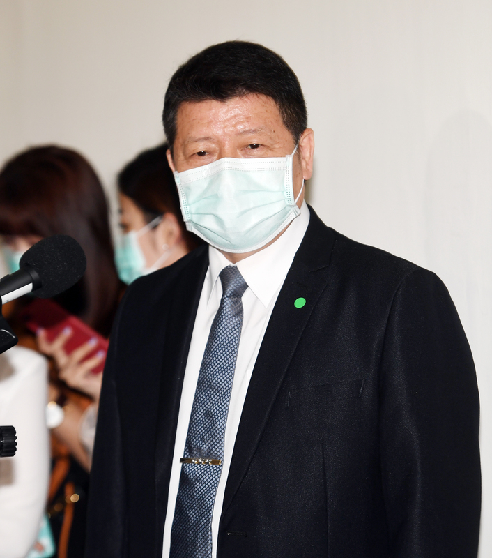 國防部軍政副部長張哲平（前）指出，這次調查必須要有當面訪詢程序，所以不會只透過電話，且一定會給當事人或關係人陳述的機會，因此在隔離尚未結束前，調查進度「可能不會很明顯」。(圖：中央社)