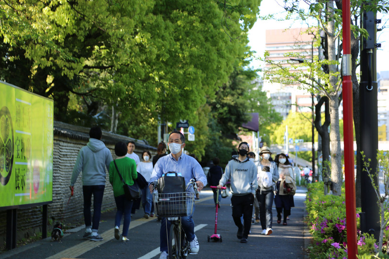 日本東京都連兩天單日新增病例破百，疫情有升溫趨勢，不過，日本首相安倍晉三3日與相關部會首長會談後，同意目前並非再度公布「緊急事態宣言」的狀況，會持續關注疫情發展。(圖：中央社)