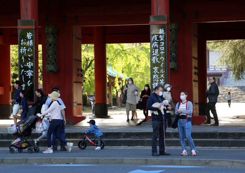 日本政府為避免武漢肺炎疫情擴大，呼籲市民少出門，但增上寺還是有不少民眾造訪。圖為增上寺門柱寫著希望新型冠狀病毒等疫病退散。(資料照片/CNA)