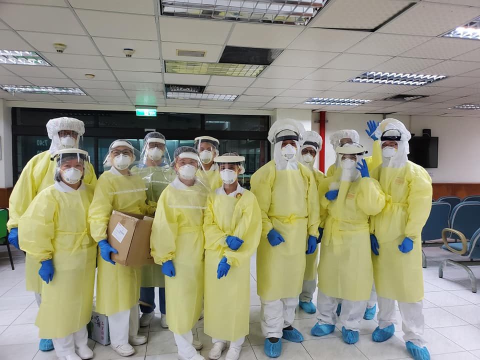 海軍敦睦艦隊目前有24例COVID-19武漢肺炎確診個案，已經是國內最大群聚案件。為此，中央流行疫情指揮中心，緊急盤點集中檢疫所空間與醫護人力並漏夜進行採檢，竟在短時間內完成召回、集中、採檢、完成檢驗等任務，而在緊急應變背後，有賴防疫人員不眠不休漏夜「堵漏」、防止疫情擴散。(引自王必勝臉書)