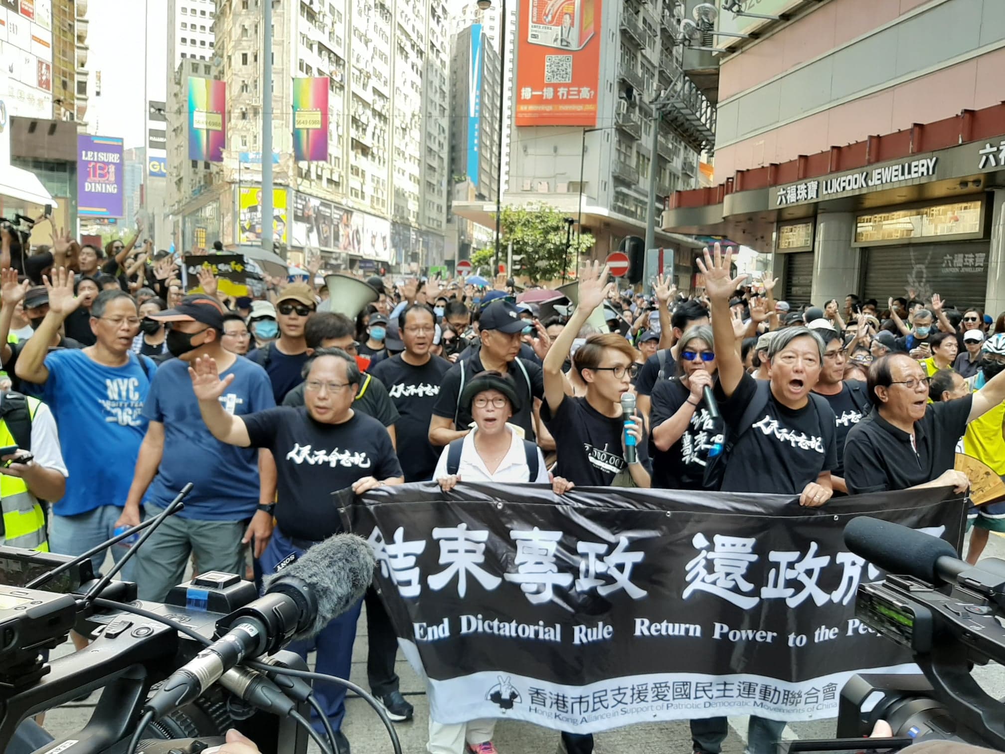 港府18日大動作拘捕15名泛民主派人士，指控他們涉嫌於去年8到10月間參加非法集會。十一遊行的帶領者中，多人被捕。（資料圖片：詹婉如 攝）