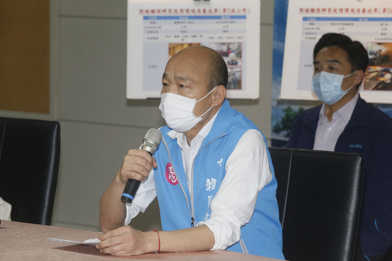 高雄市長韓國瑜（前）21日和衛生局召開記者會，公布第4波海軍敦睦艦隊官兵在高雄活動地點6處，市府衛生局也指出，經追蹤有9人出現疑似症狀。(圖:中央社)