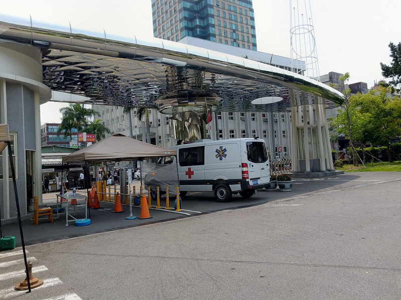 國防部18日召回敦睦艦隊官兵採檢並隔離檢疫，集合地點竟選在台中一中。圖為軍方檢疫車在未告知校方的情況下，一度闖入校園。（台中一中提供）